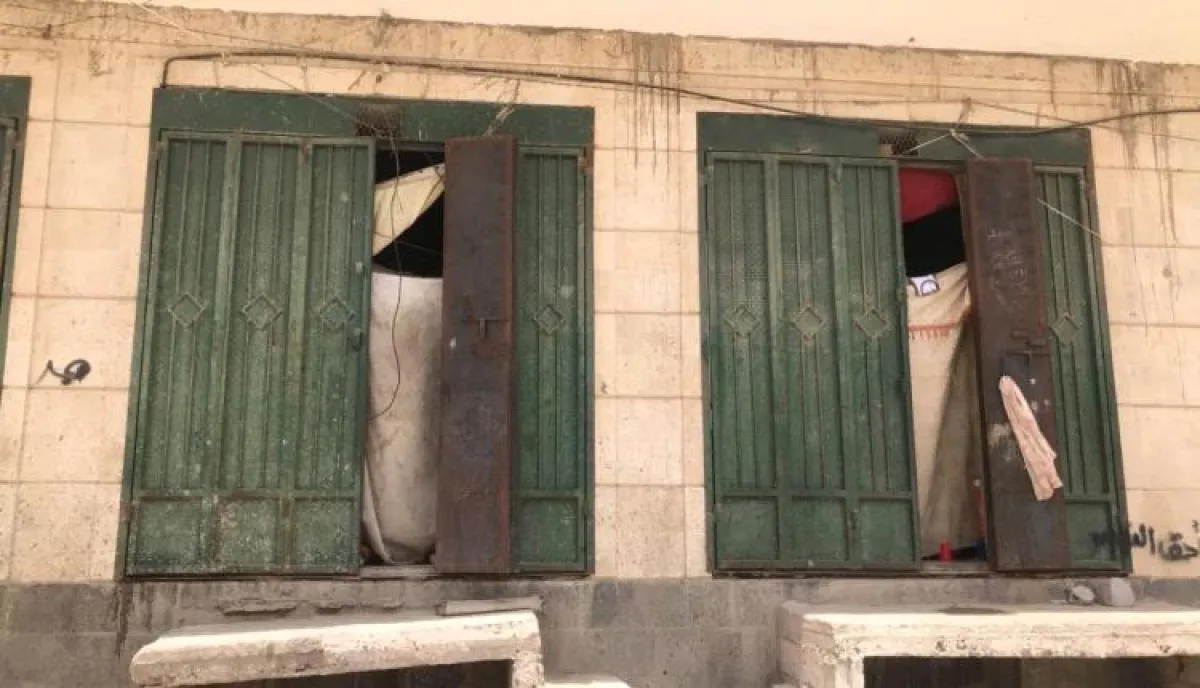 بلا رواتب وتحت رحمة (الطرد القسري).. شبح التشرد يلتهم السلم الاجتماعي في صنعاء | مآسي خلف الأبواب المغلقة