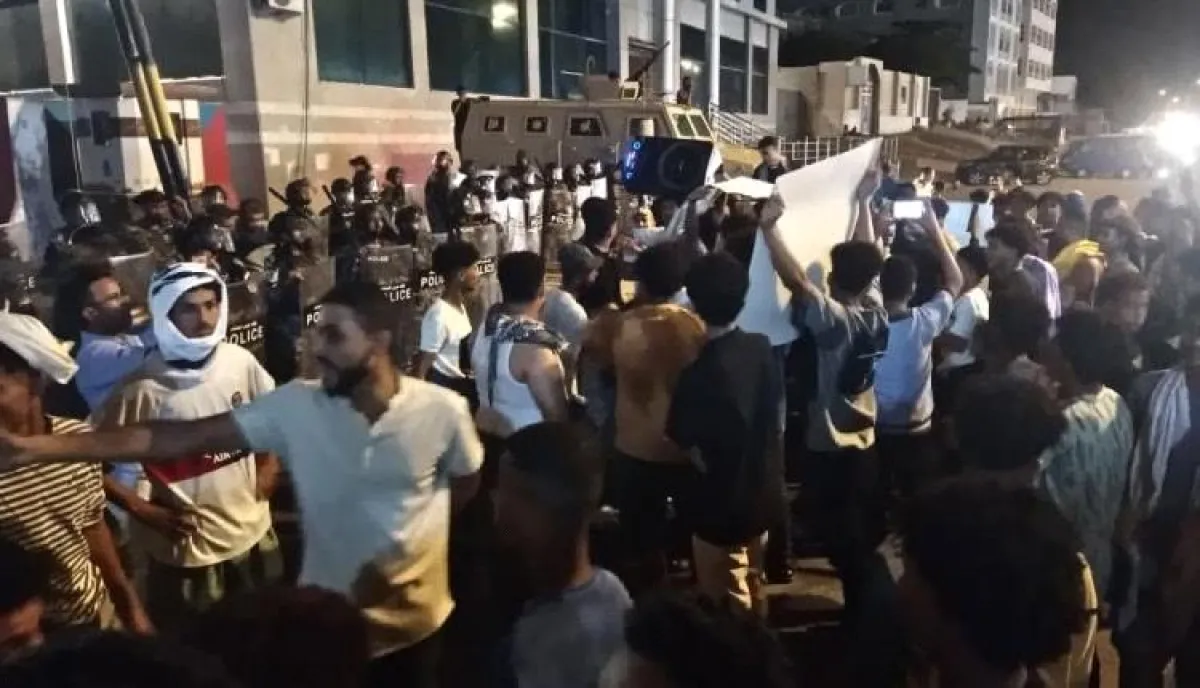 في العاصمة | الغضب يطرق أبواب معاشيق.. احتجاجات حاشدة تجتاح عدن وتطالب بإنهاء أزمة الكهرباء ومحاسبة الحكومة