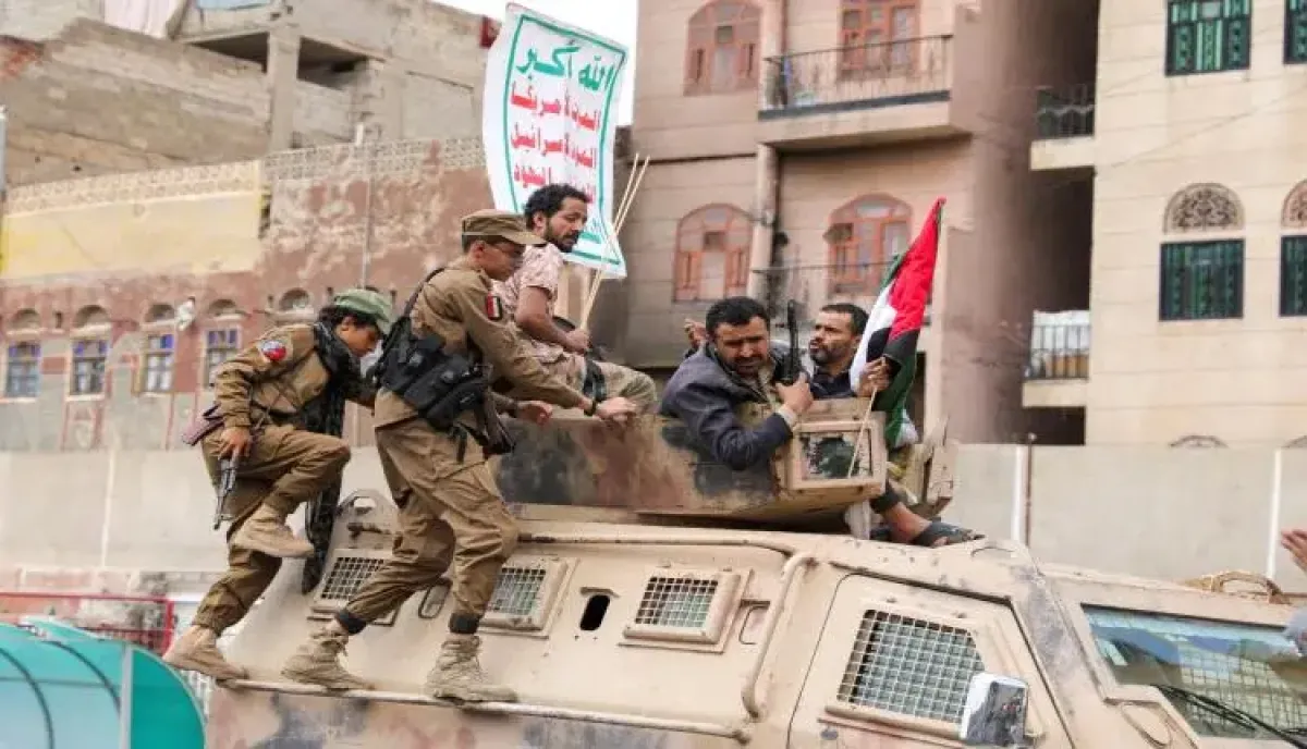 (الشرق الاوسط) تكشف ارتباك داخل الحوثيين.. فرار جماعي لمقاتلين وضباط وتصاعد الغضب يهدد بقاء الجماعة
