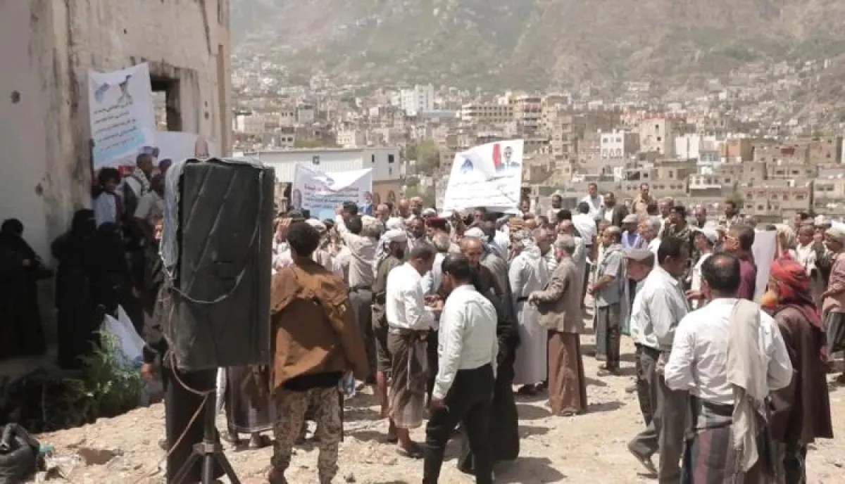 تحت شعار (لا للإقصاء).. احتشاد غاضب لقواعد المؤتمر الشعبي في تعز احتجاجاً على استهداف مقراته