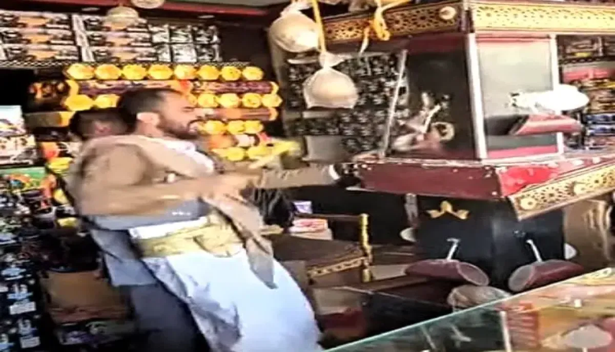 في صنعاء..انهيار تاجر يحطم متجره غضبًا بعد تضييق الحوثيين وتفاقم الأعباء المالية