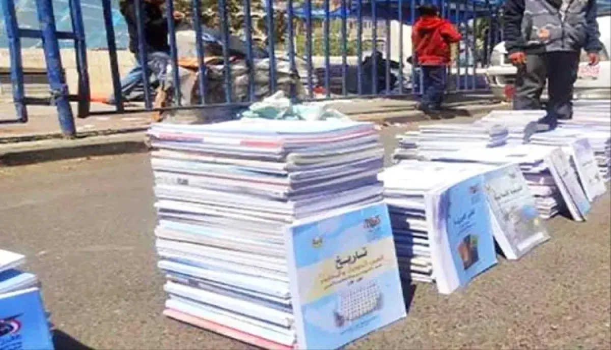 جهارا نهارا.. الحوثي يدير سوق بيع الكتب المدرسية في الشوارع لجني أرباح طائلة