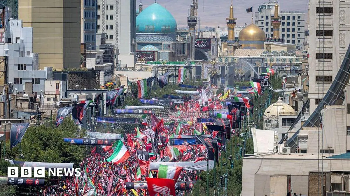 حشود ضخمة في مشهد لتشييع الزعيم الإيراني الأعلى