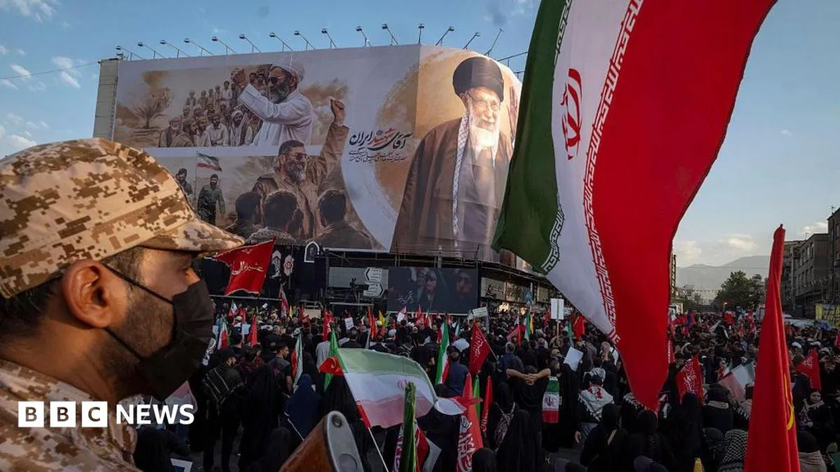 إيران تهدد بإغلاق مزيد من الممرات التجارية مع تصعيد الضربات الأمريكية
