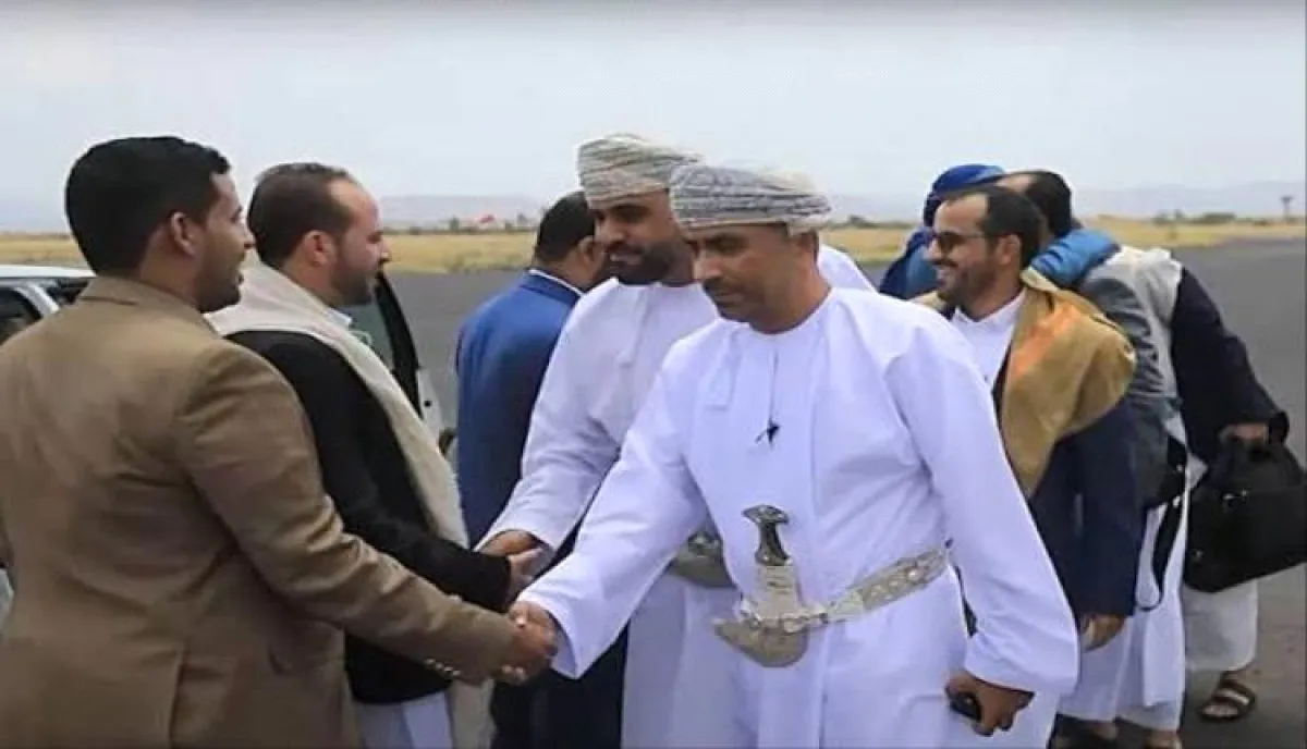 في أول اتهام رسمي.. اليمن يفتح النار على مسقط ويتهمها بتسهيل شريان تهريب السلاح للحوثيين
