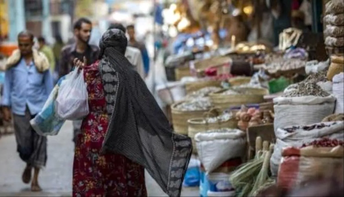 في اسواق صنعاء | جرعة سعرية جديدة.. الحوثي يدفع ملايين اليمنيين نحو الجوع والفقر