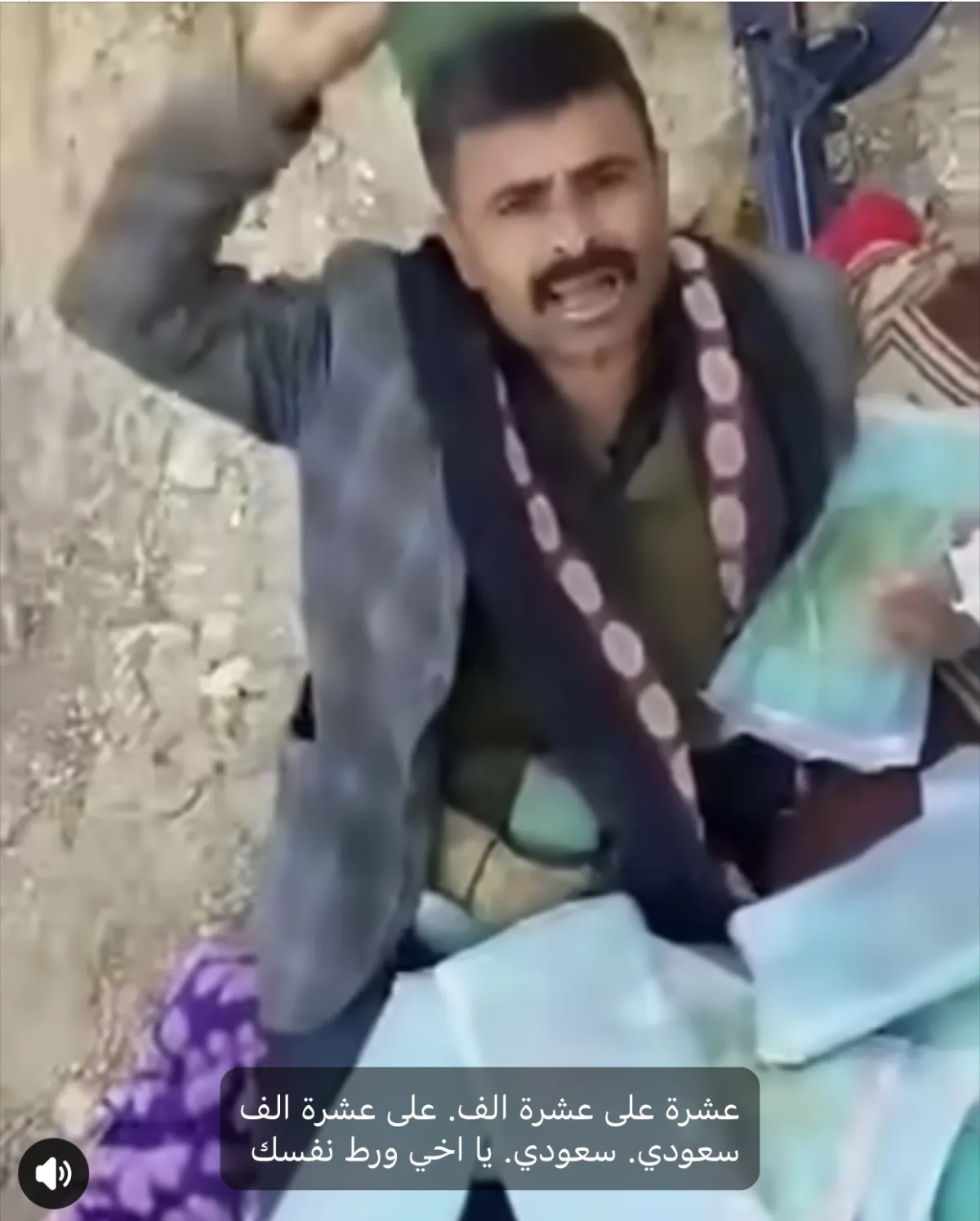 شاهد | حوثي يعرض الحشيش للبيع علنًا في صعدة وبالريال السعودي ويتحدى المواطنين: (أنا الدولة) | فيديو وتفاصيل