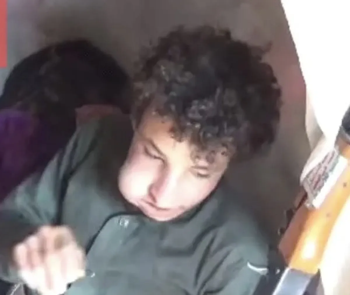 في إب .. الحوثي يصفي أحد عناصره بطريقة وحشية بعد مطاردته بين الجبال