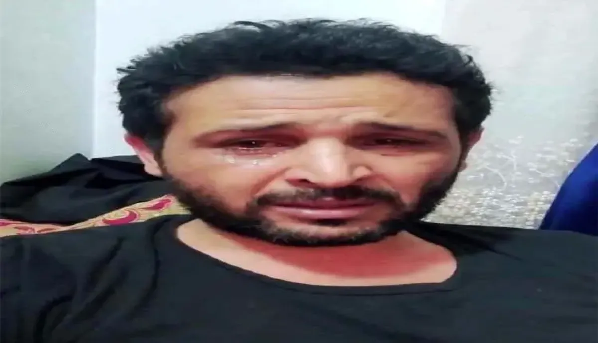 شاهد | المشرف (ابو نصر الشعف) يقتحم منزل ناشط ويعتدي عليه أمام أسرته بعد رفضه تمجيد الحوثيين | اسماء وتفاصيل