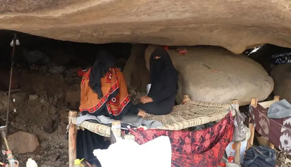 شاهد | 4 أسر تبيت في كهف هربا من قذائف الحوثيين | صورة وتفاصيل