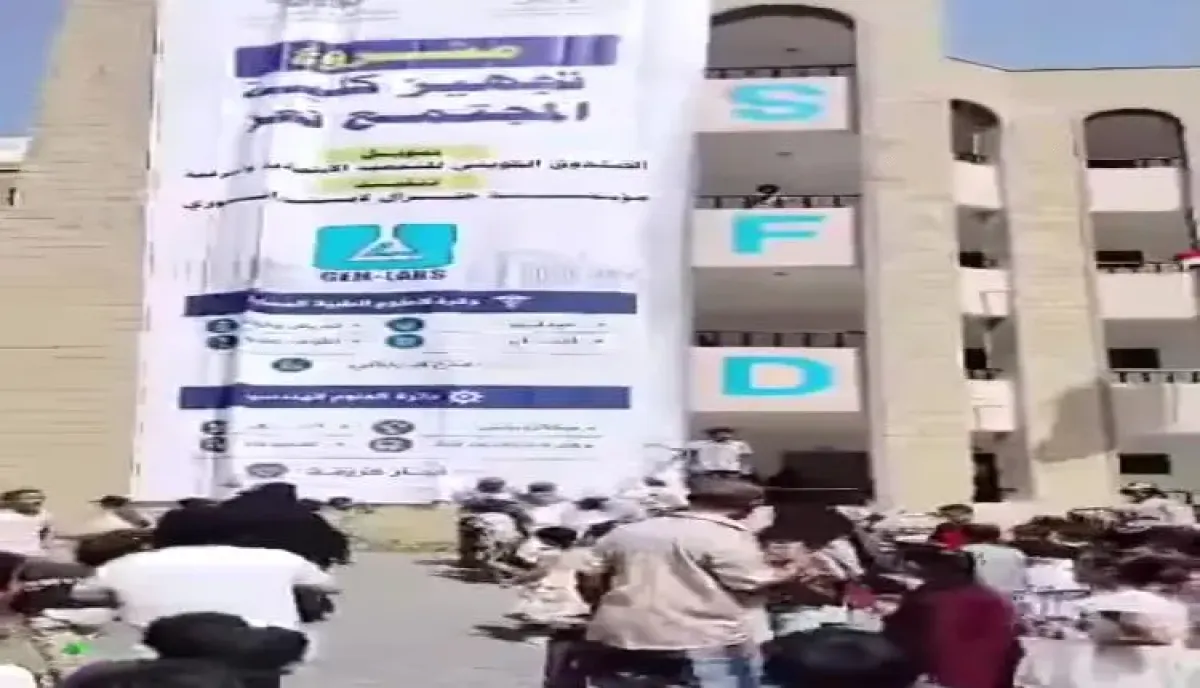 تصعيد شعبي في تعز.. غضب طلابي يسقط لافتة (كلية المجتمع) ويثبت اسم (مدرسة 22 مايو)