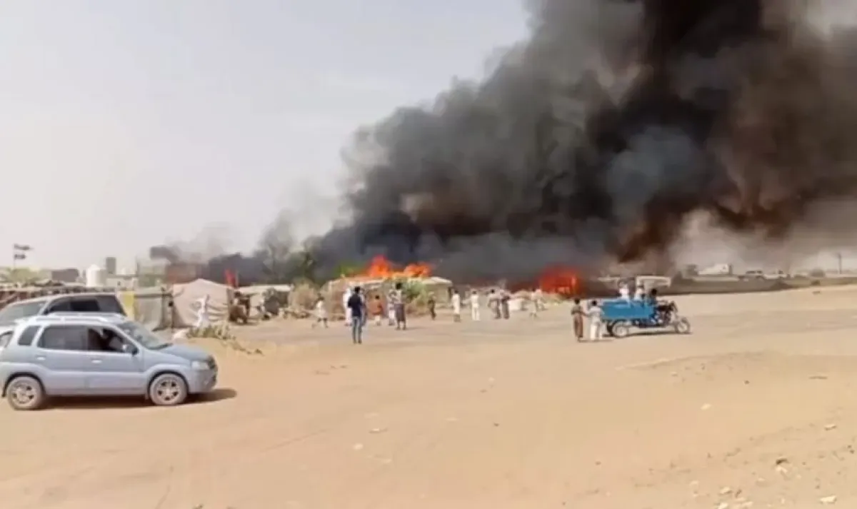 في مأرب | النار تسبق الإغاثة.. حرائق المخيمات تحول حياة النازحين بالمحافظة إلى رماد