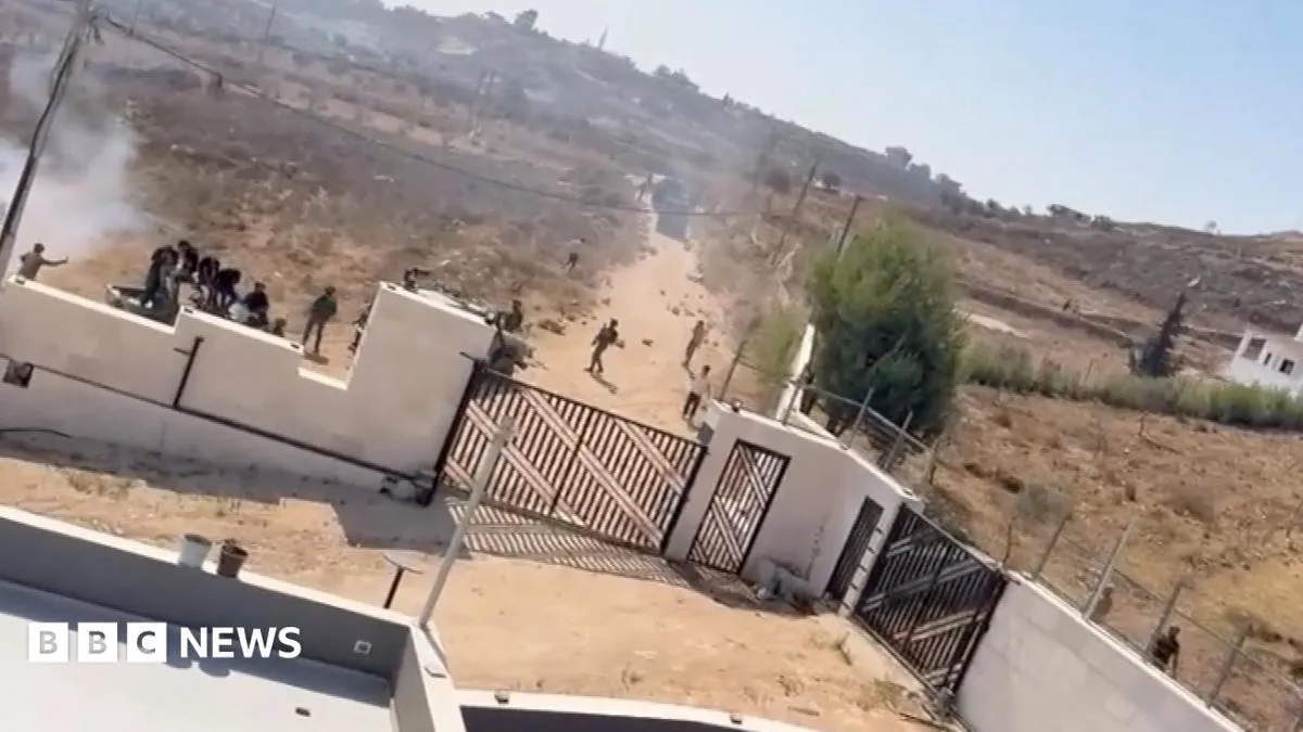 مستوطنون إسرائيليون يحاصرون عائلتين فلسطينيتين في قرية بالضفة الغربية