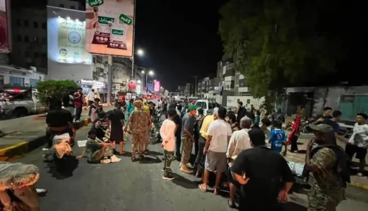 عدن تغلي بـ(ثورة الفُرُشْ).. انطفاء كلي للكهرباء وغاز مفقود ورواتب معلقة تفجر الشارع