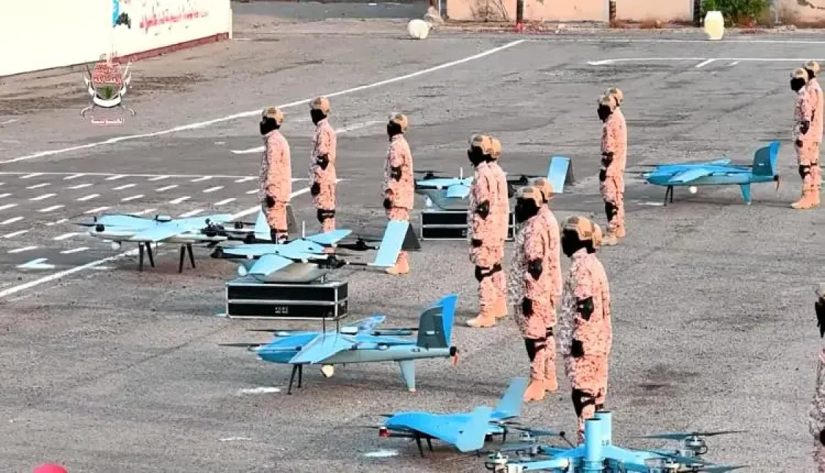 (رسائل نارية من السماء).. (صقور العمالقة) ينفذون مناورة جوية مرعبة بالطيران المسيّر والدفاع الجوي