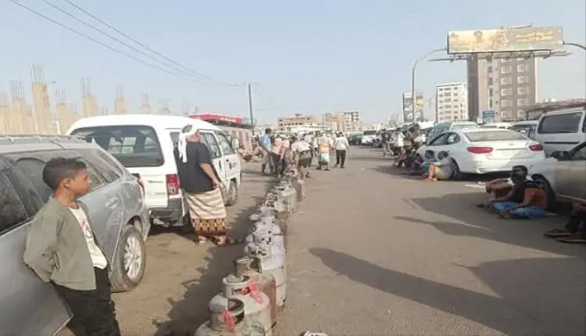 في اليمن | لغز الغاز .. صحفي يفجر اتهامات خطيرة ويكشف: الأزمة متعمدة لرفع الأسطوانة إلى 17 ألف ريال