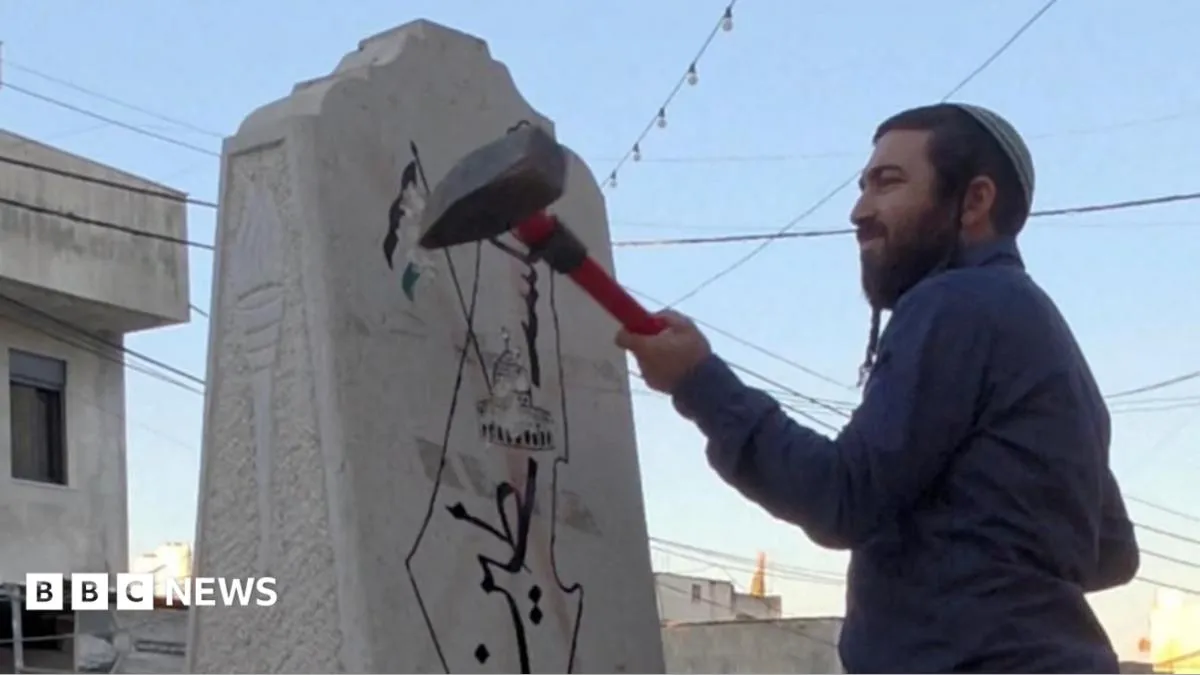 نائب يميني متطرف إسرائيلي يدمر نصباً تذكارياً فلسطينياً بمطرقة
