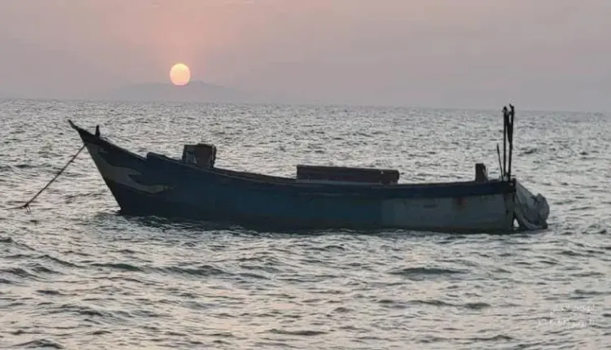 قوارب الصيادين في مرمى الباليستي.. استهداف حوثي لـ (حنيش) يحول فرحة عائلة نائية بالثانوية إلى رعب ومأساة