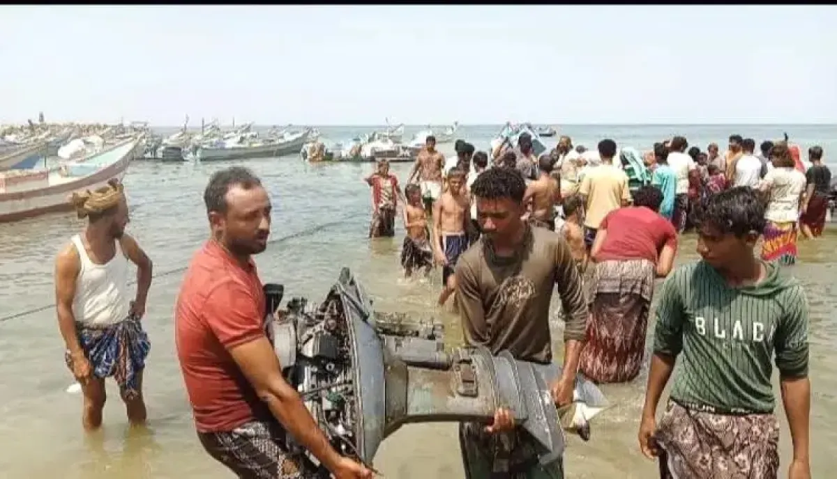 نجوا من محرقة باليستية.. فرار 120 صياداً إلى الخوخة عقب تدمير قواربهم في قصف حوثي على (حنيش)