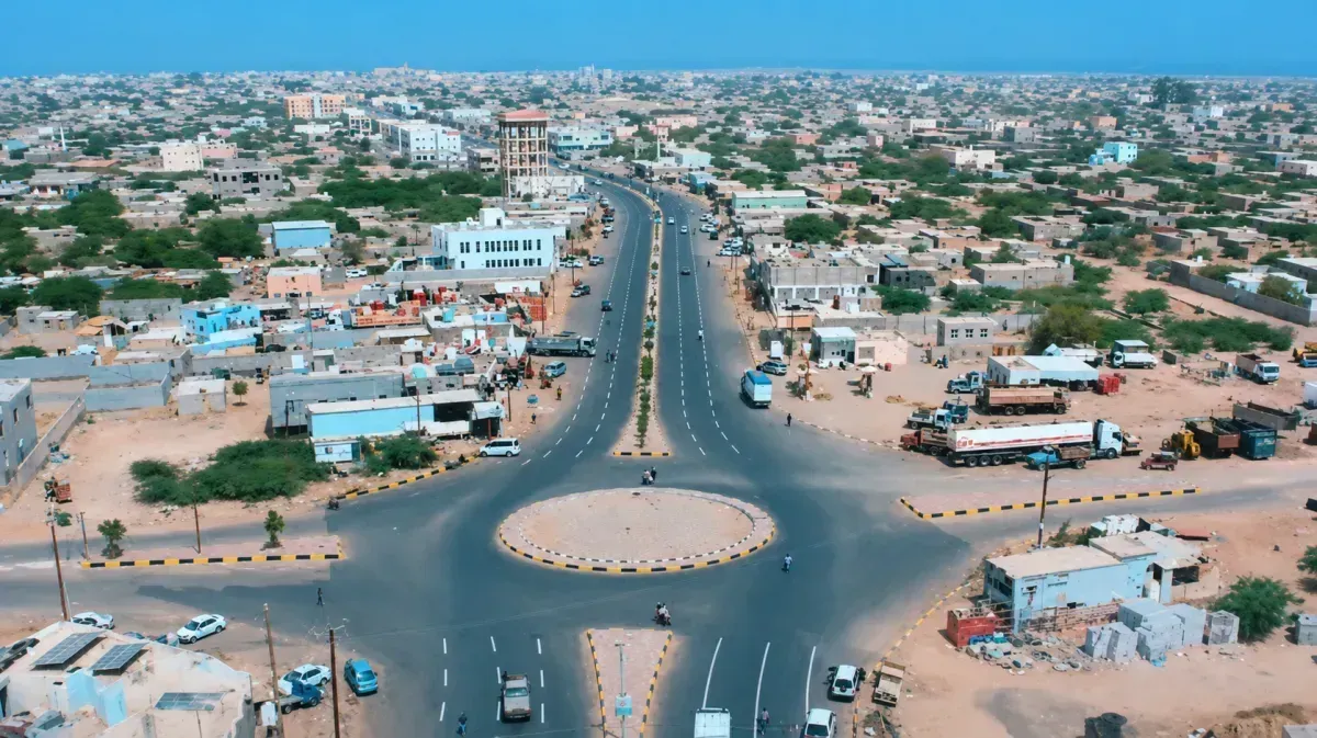 إرهاب حوثي يُلغم أعيان تعز.. صاروخ باليستي يقصف مجمع المخا الطبي وفذيفة المليشيات تُجبر أسرة شهيد بمقبنة على دفنه داخل منزله