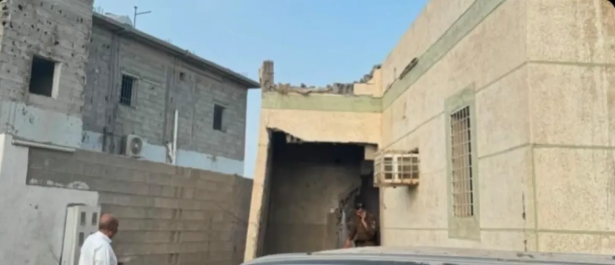 شاهد | مقذوف حوثي يلحق أضرارًا بمسجد ومبانٍ ومركبات في جازان والسلطات السعودية تعلن : إصابتان وأضرار مادية بالهجوم