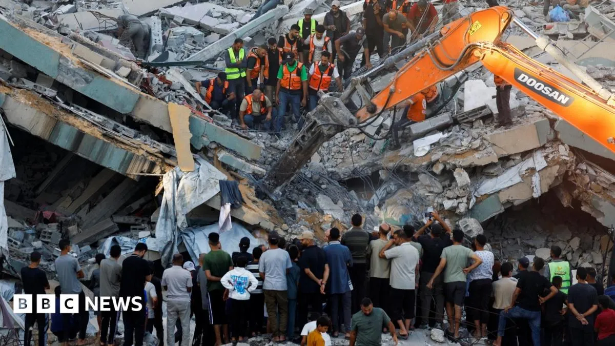 انهيار مبنى في غزة يخلف 12 قتيلاً وعشرات المفقودين