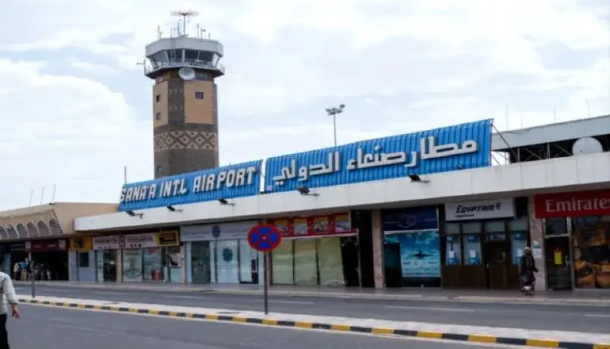 شاهد | طائرة شحن كبيرة تهبط في مطار صنعاء وتفرغ حمولة للحوثيين وتغادر بعد قرابة ساعتين | فيديو