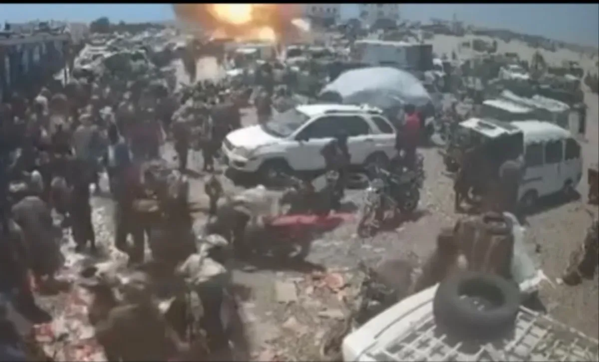 انتقامًا من هزائمها.. مليشيا الحوثي تستهدف سوقاً شعبياً في كهبوب بصاروخ باليستي
