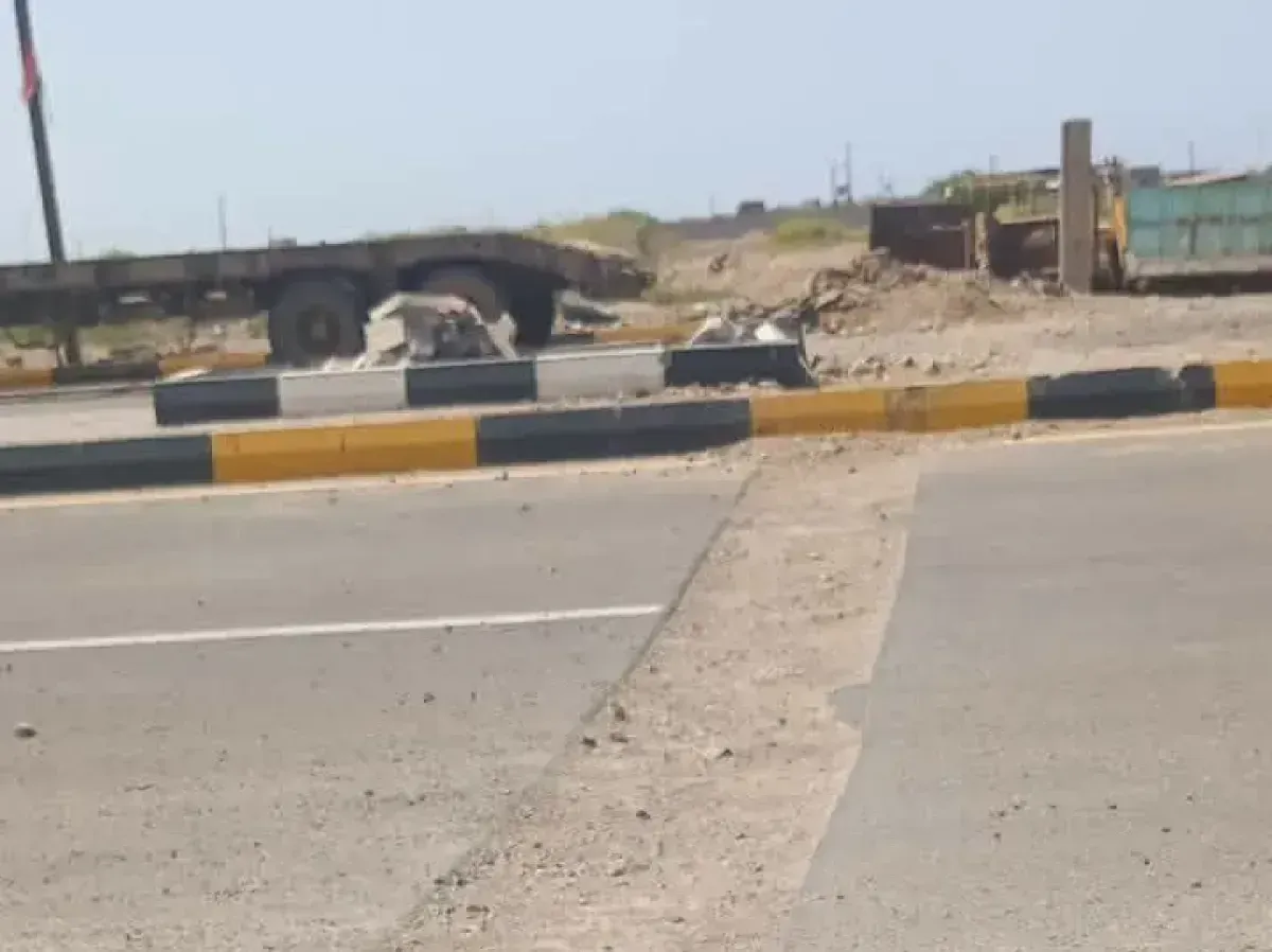 بقبضة التخريب.. الحوثيون يجرّفون شريان المخا الرئيسي وسخط شعبي يحذّر من الكارثة