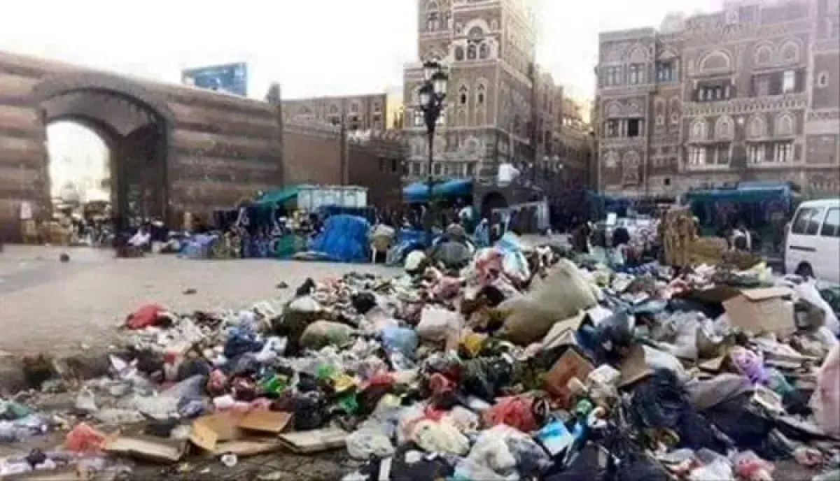 في العاصمة صنعاء .. تراكم النفايات والمخلفات بالشوارع الرئيسية والاحياء السكنية ومصادر تكشف السبب