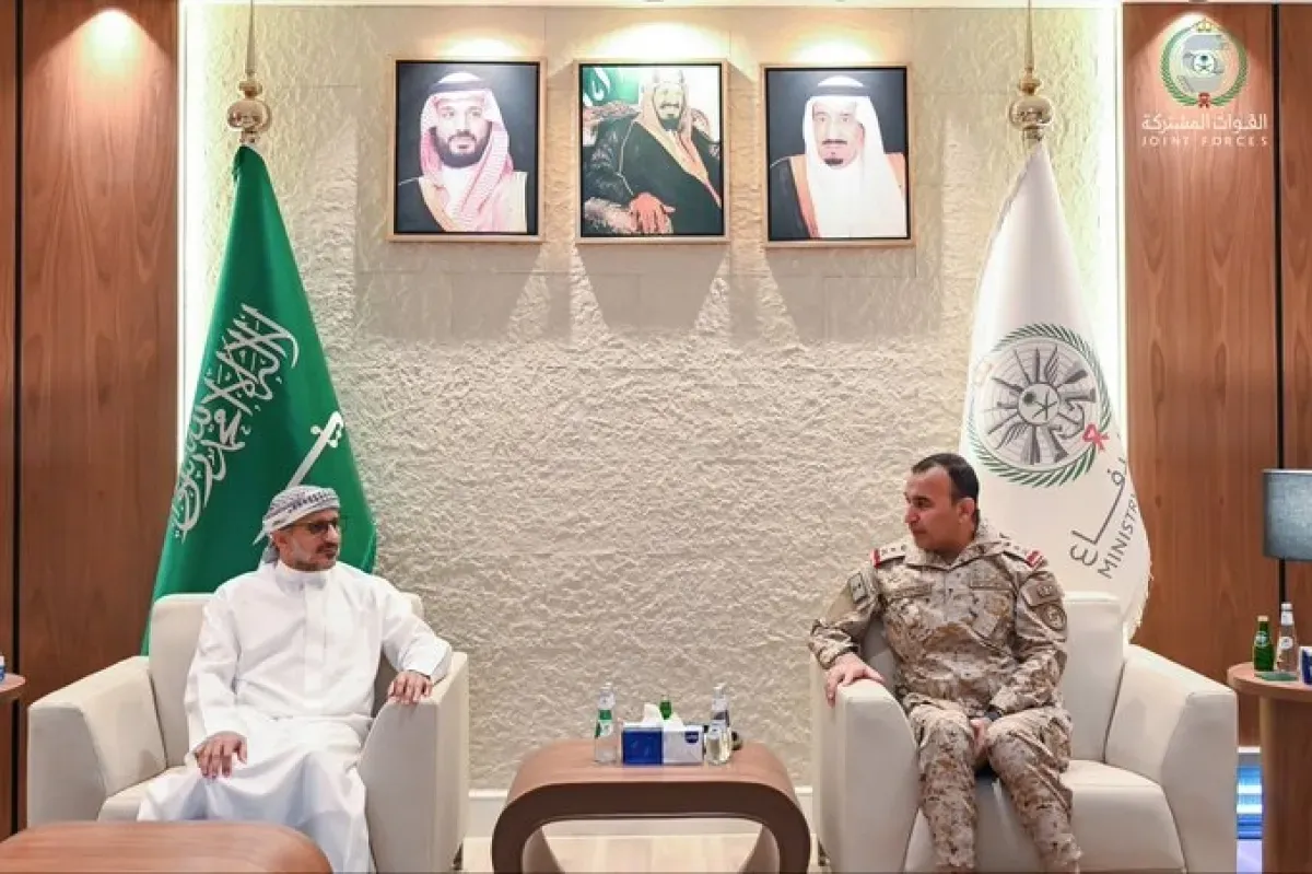 شاهد | في أول ظهور ميداني وسياسي عقب تطورات الساحل.. طارق صالح يبحث بالرياض مع قائد القوات المشتركة رفع الجاهزية وتنسيق الجبهات (صور)