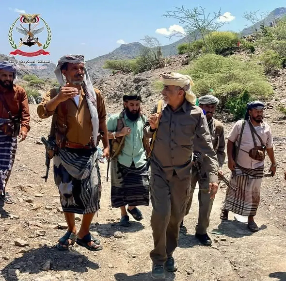 شاهد | الفريق محمود الصبيحي واللواء حمدي شكري يتفقدان الخطوط الأمامية لجبهات الصبيحة | صور وتفاصيل