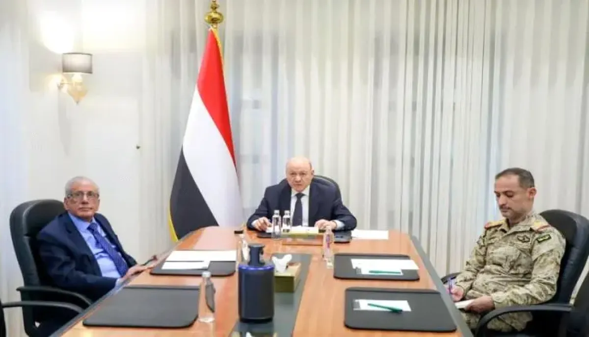 من الرياض | العليمي يوجه بتسريع تنفيذ قراري العودة الآمنة والتعبئة العامة ويشيد بحصيلة قاسية كبّدت المليشيا 2316 عنصراً