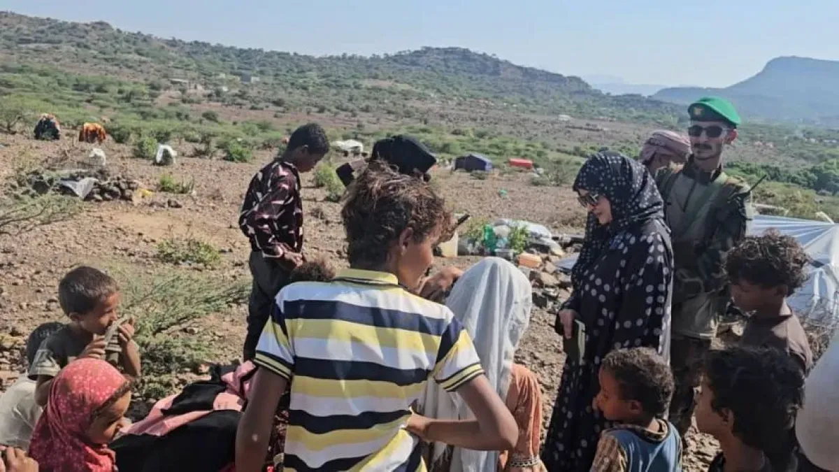 الوزيرة المقطري تتفقد نازحي الشمايتين بتعز وتبحث احتياجاتهم