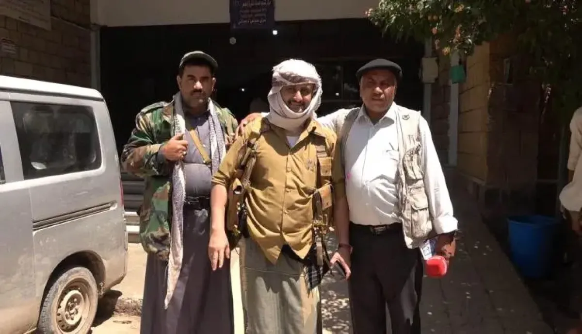 شاهد | ظهور للقيادي الاخواني (أمجد خالد) برفقة عناصر حوثية في التربة بتعز