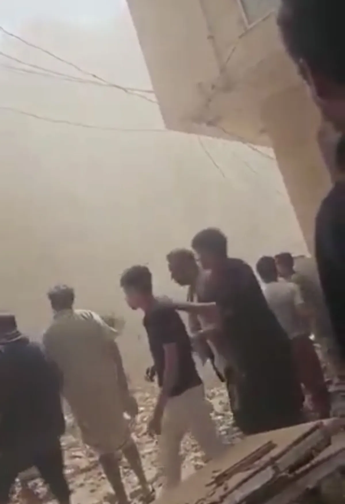 شاهد | صاروخ باليستي حوثي يسقط على منزل سكني في صنعاء إثر فشل عملية إطلاقه | فيديو وتفاصيل