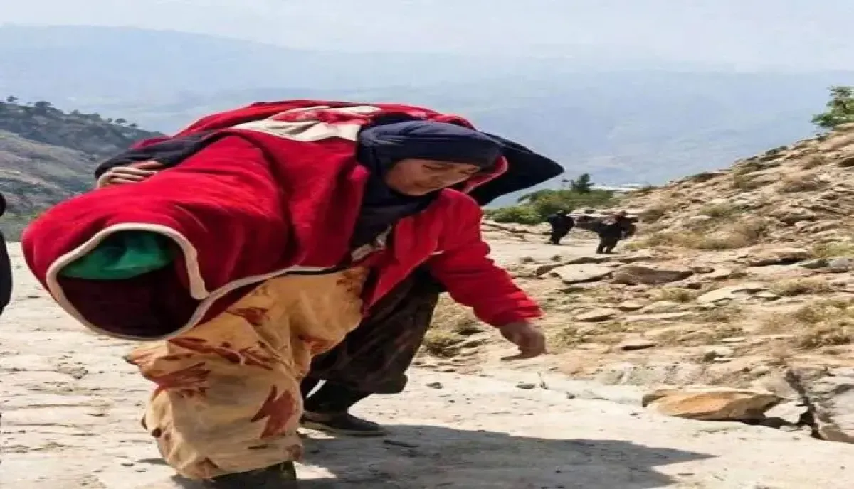 شاهد | مشهد يهز اليمن.. أم تعزية تحمل جثمان ابنتها حافظة القرآن على ظهرها عبر الجبال بعد اغتيالها بقصف حوثي | فيديو وتفاصيل