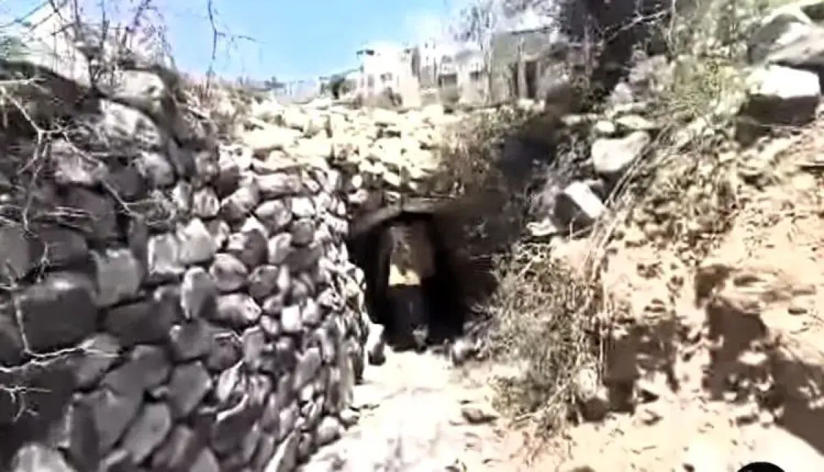 مطالب بتحقيق عاجل | الإخوانية حياة الذبحاني تكشف مواقع حساسة للحوثيين في تعز .. فجرت موجة غضب واسعة بتصوير أنفاق وتحصينات عسكرية بالخطوط الامامية