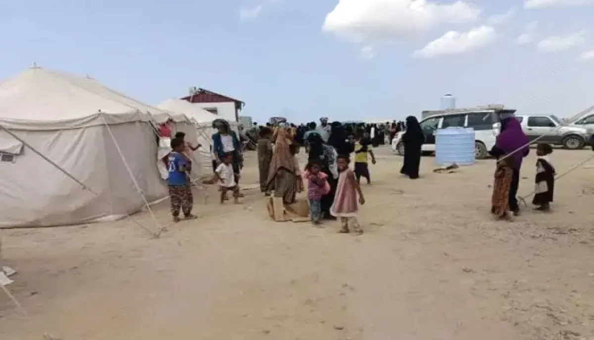 صواريخ الحوثي تطارد الهاربين من جحيم الحرب.. سقوط صاروخ باليستي محيط مخيم للنازحين غربي عدن