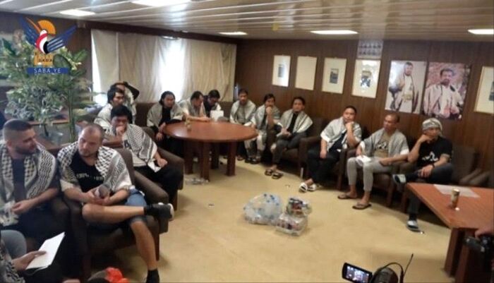 كلام مرقع بصميل.. برلماني في صنعاء يسخر من إطلاق سراح طاقم سفينة جلاكسي وسياسي موالي للحوثيين يحرج جماعته !