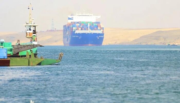 في مصر | رئيس قناة السويس : مرور السفن تراجع 34% بسبب التوتر في البحر الأحمر