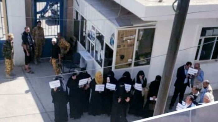 في صنعاء .. الحوثي يحيل 5 موظفات بهيئة المواصفات  للتحقيق بعد احتجاجهن على الفساد