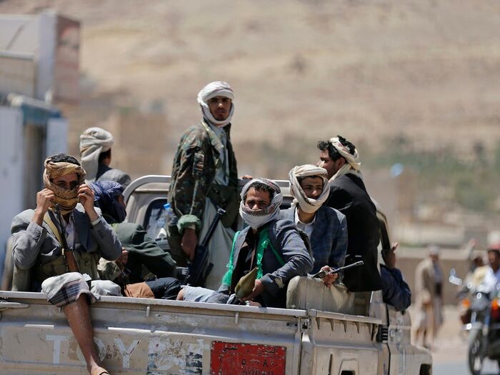 شاهد | اعتداء وحشي على مسن في البيضاء ونهب ممتلكاته من قبل عنصر حوثي | اسماء وتفاصيل