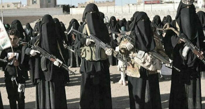 في صنعاء .. الحوثيون يُجبرون عشرات النساء المتسولات على حضور دروس طائفية تحت التهديد