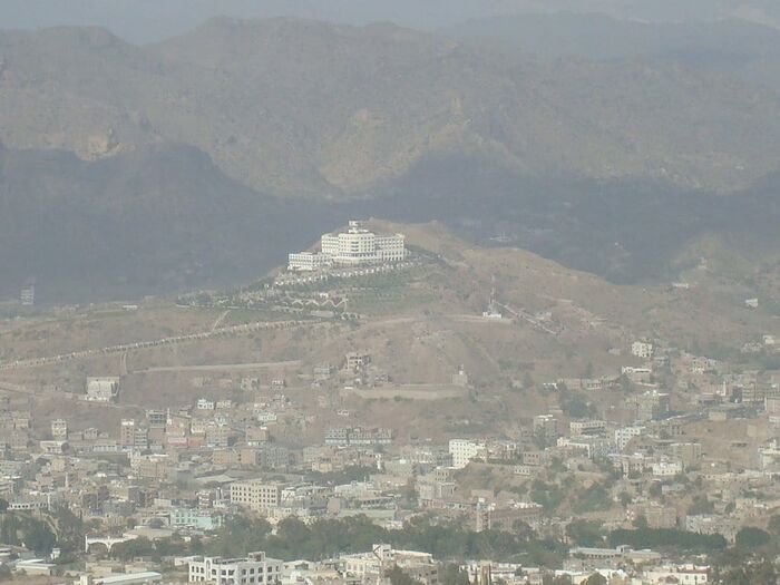 الحوثيون ينقلون أسلحة متطورة إلى تعز ويعيدون نشر قدراتهم الحربية على سواحل البحر الاحمر ومضيق باب المندب