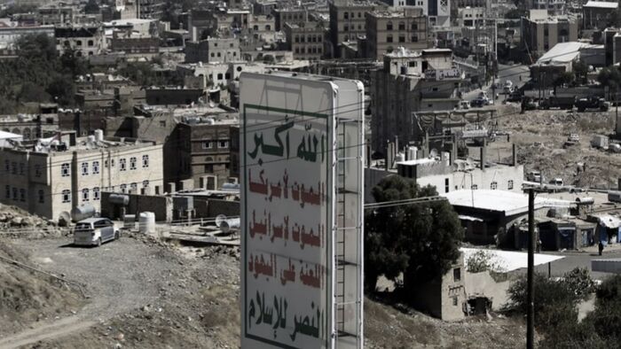 طوقاً عسكرياً وتصعيد جديد .. استيلاء حوثي على أراضٍ ومرتفعات في صنعاء لتنفيذ مخطط ديموغرافي لصالح أتباعهم