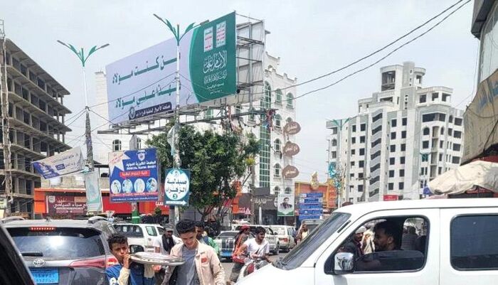 4 مليون دولار خلال شهر للاتباع .. الحوثيون يستولون على أموال الزكاة والرواتب لتمويل دعايتهم الطائفية وطرد الموظفات بصنعاء