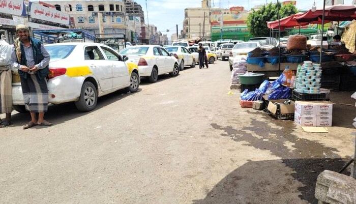 في صنعاء.. نقاط التفتيش الحوثية تبتز المسافرين وتنتهك خصوصياتهم وقيادي مؤتمري يكشف التفاصيل