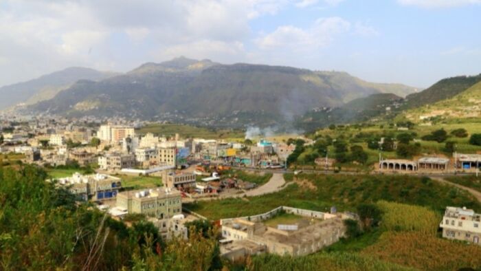 شاهد | رئيس اتحاد المهمشين في اليمن يكشف بالفيديو معاناة أسرة مختطف في سجون الحوثيين بإب تلجأ لأكل أوراق الشجر بسبب الجوع