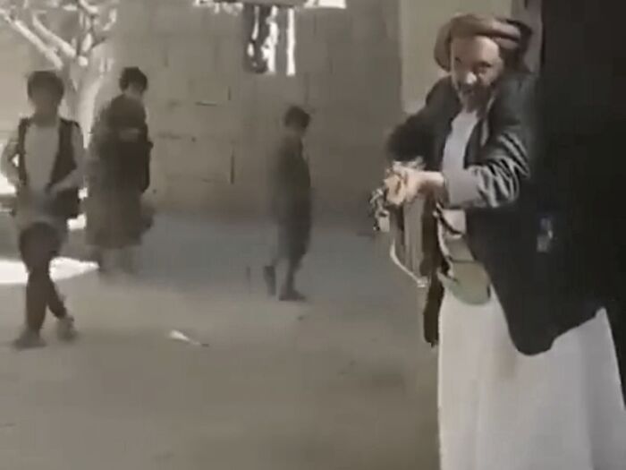 شاهد | مدير مدرسة في عمران يطلق النار على الطلاب لمنعهم من دخول المدرسة | فيديو يوثق العملية